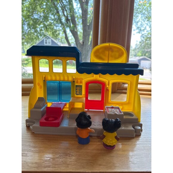 Fisher-Price Little People Restaurant Playset With Two Figures - Picture 4 of 4